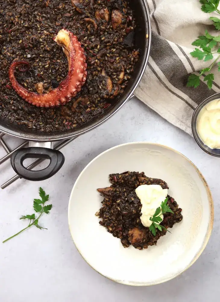 Arroz negro con escombros y almejas